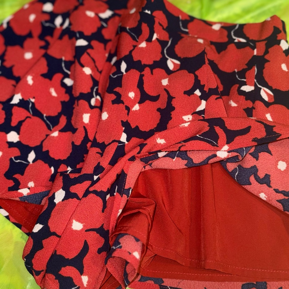 high-waisted floral print shorts large-scale red poppy flared silhouette small - Picture 8 of 9